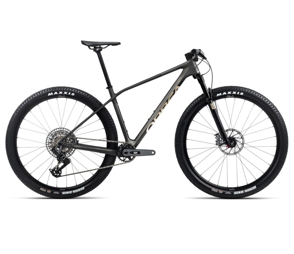 35cb61f623746b6a8570385069a6de01218ad9f2_R221TTCC_MA_SIDE_ALMA_M21 Orbea ALMA M21 Powder Black - Black (2024)