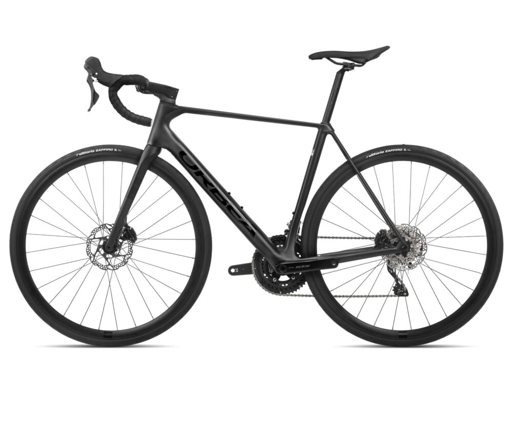 5d74df35f2570eb50dd50c240e7e179d18d9dd53_R107TTCC_AK_SIDE2_ORCA_M30 Orbea ORCA M30 (2024) Vulcano-Black – rower szosowy